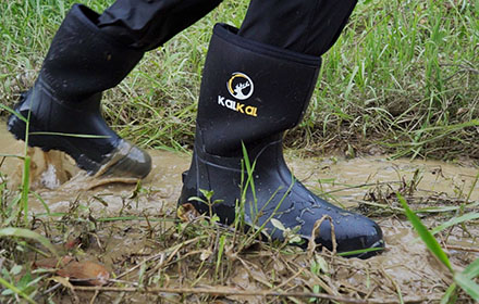 Kalkal work boots in the mud
