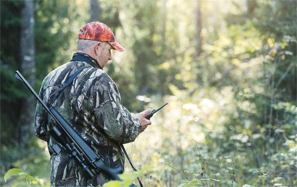 a hunter are using hunting app