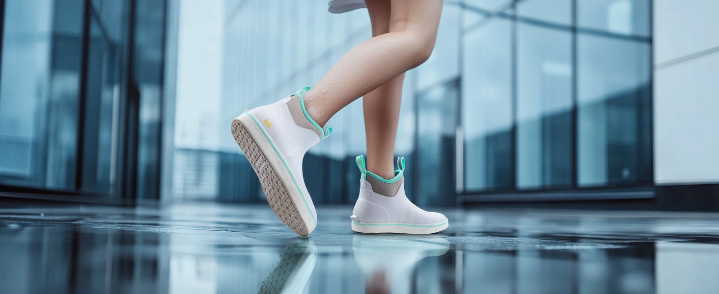 wearing kalkal women ankle boots walking in the rain, the boots is waterproof and keep feet dry all day