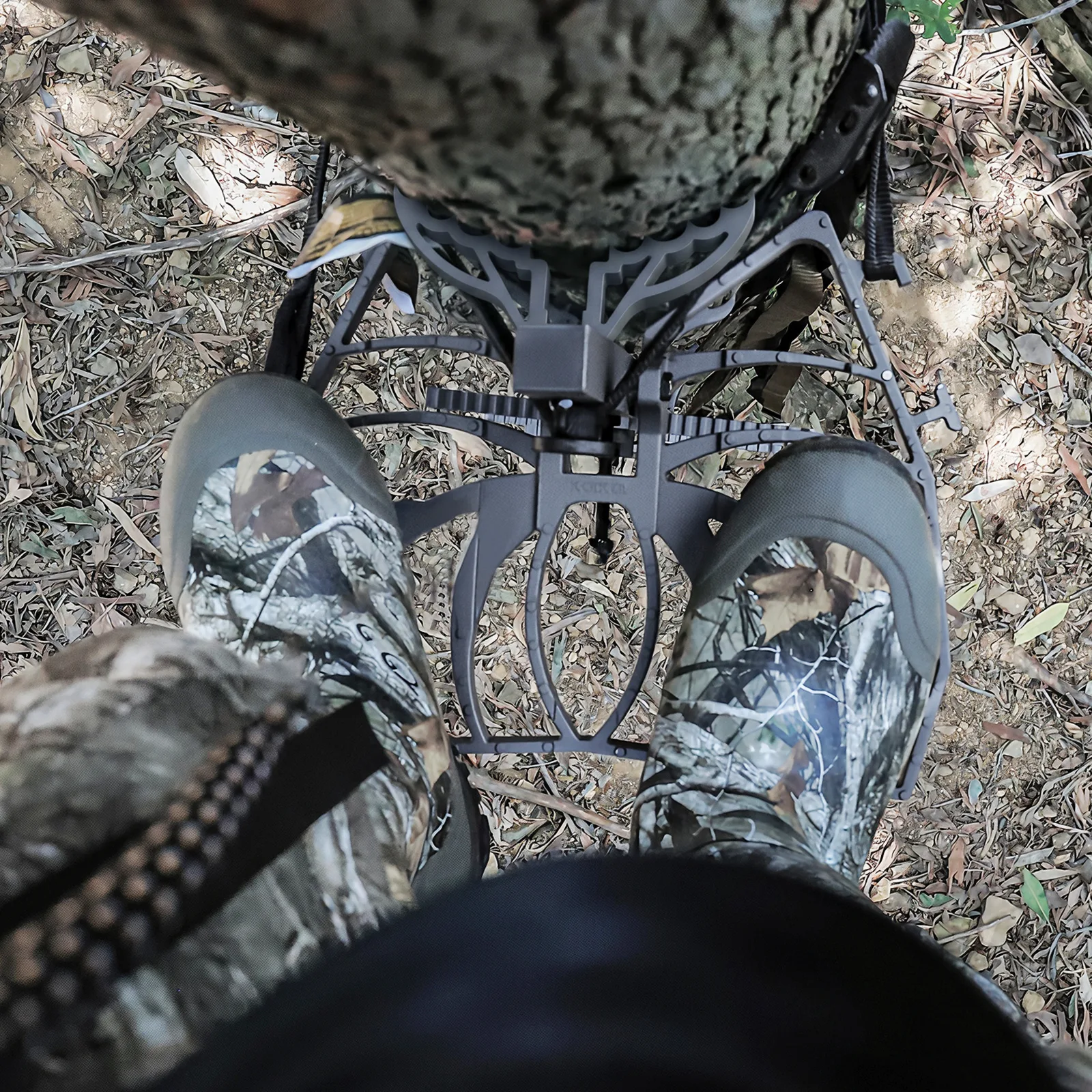 Hunter standing on a climbing platform for saddle hunting