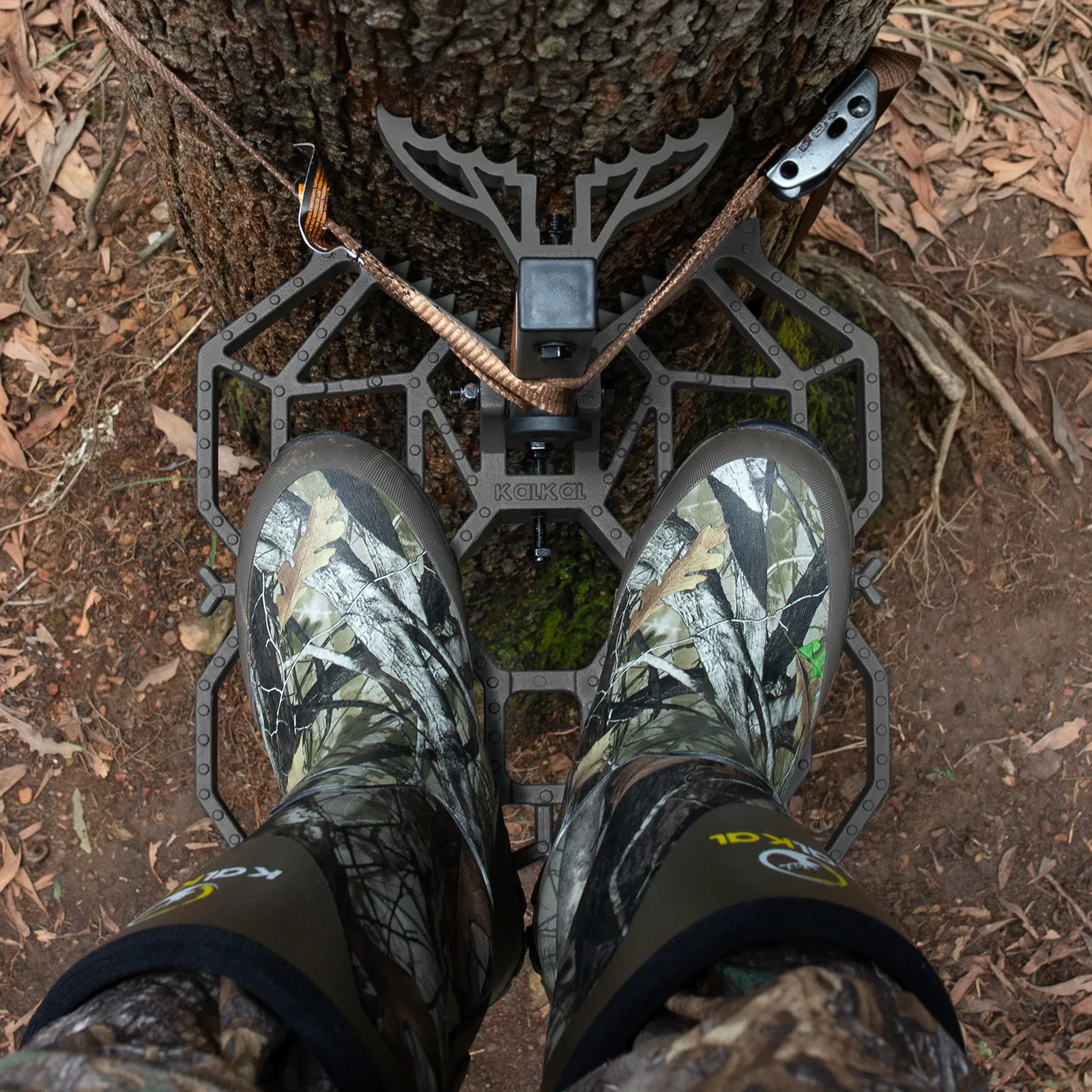 large-platform-standing-roo Hunter standing comfortably on a wide saddle hunting platform