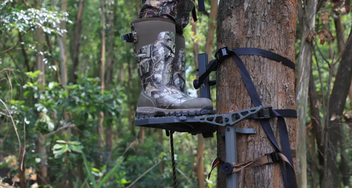 platform and climbing sticks setup for saddle hunting in the tree