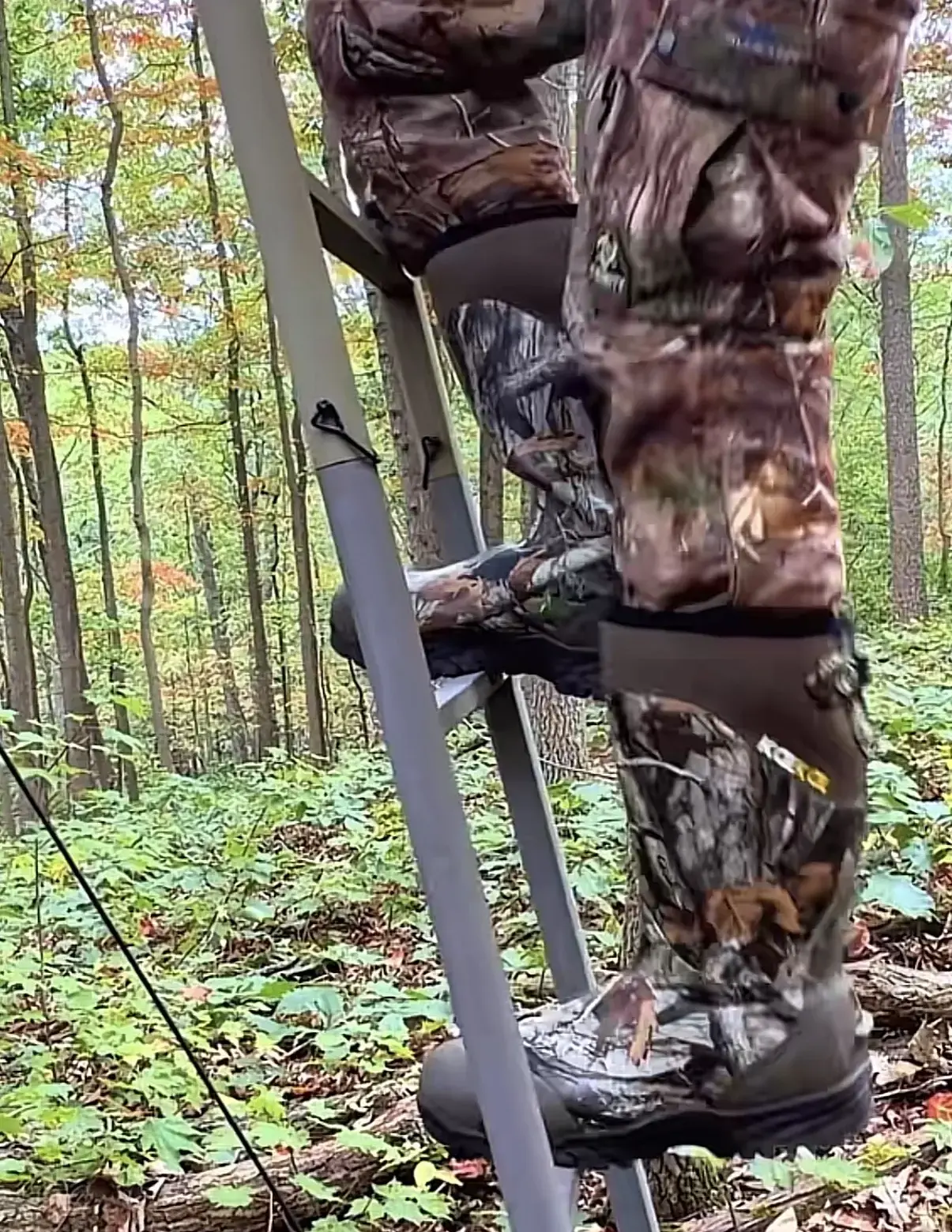 hunter is climbing a treestand while wearing the Kalkal 800g hunting boots